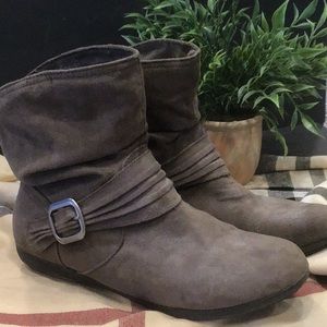 🟪 Arizona jean co faux suede slouch ankle boots size 8